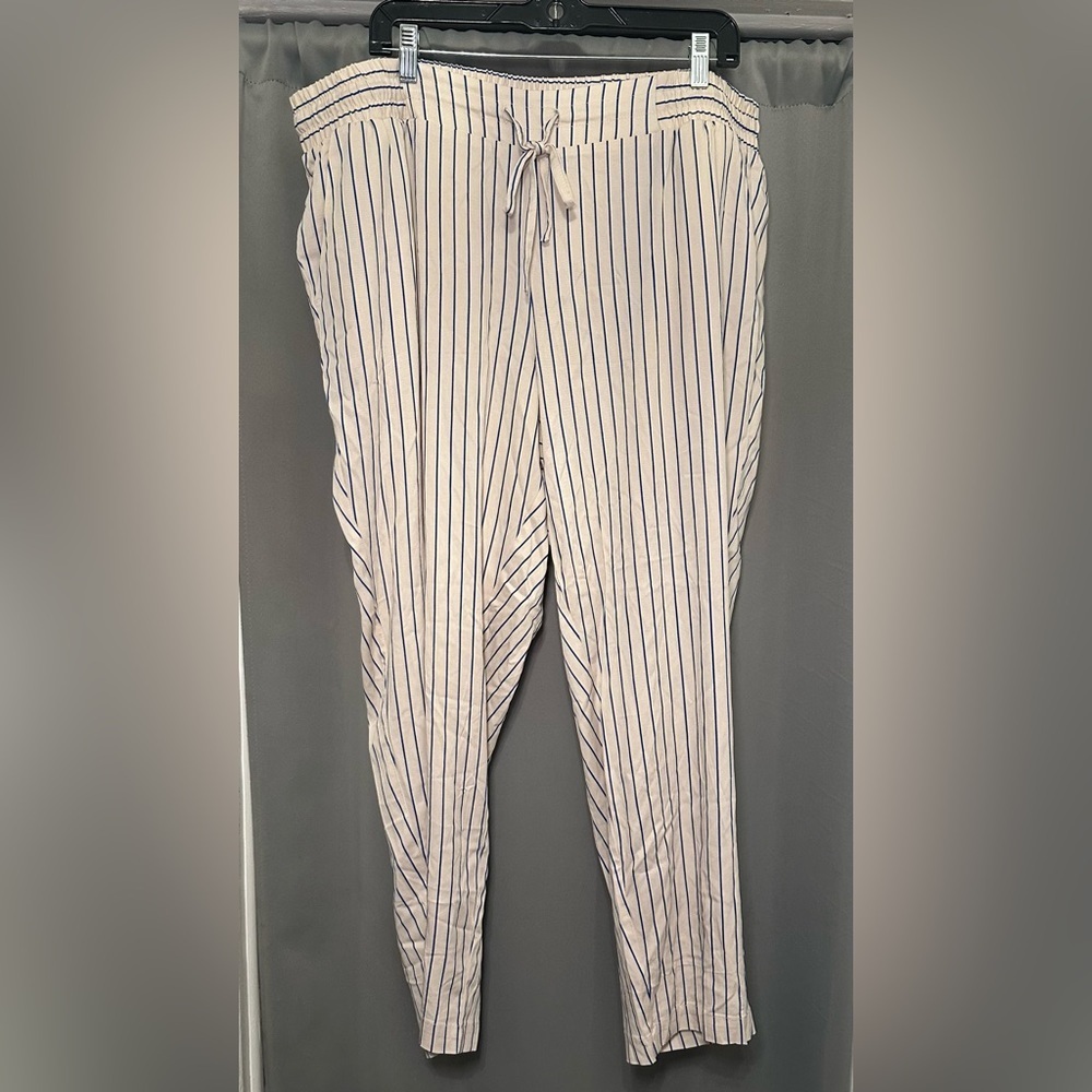 Torrid Cream and Blue Striped Women’s Relaxed Jogger Pants Size 2